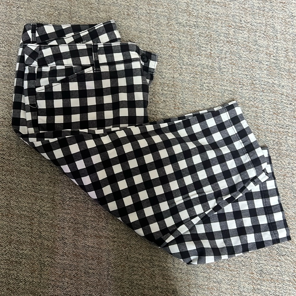 St. John’s Bay Capri Pants size 14 Black and White